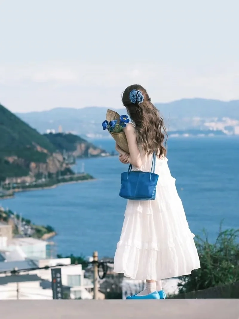 Sự lạnh lùng và bí ẩn trong lạnh lùng che mặt avatar cô gái quay lưng