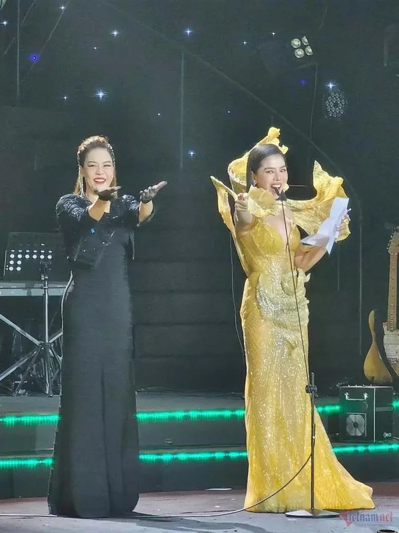 Hòa mình vào giai điệu xưa qua meme nhạc Làn Sóng Xanh