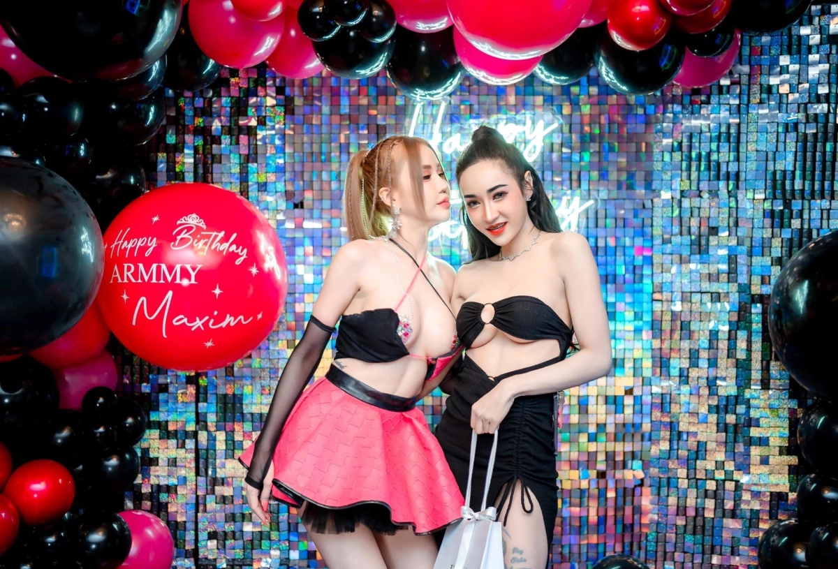 Ảnh gái dâm vú to dục vọng nóng bỏng