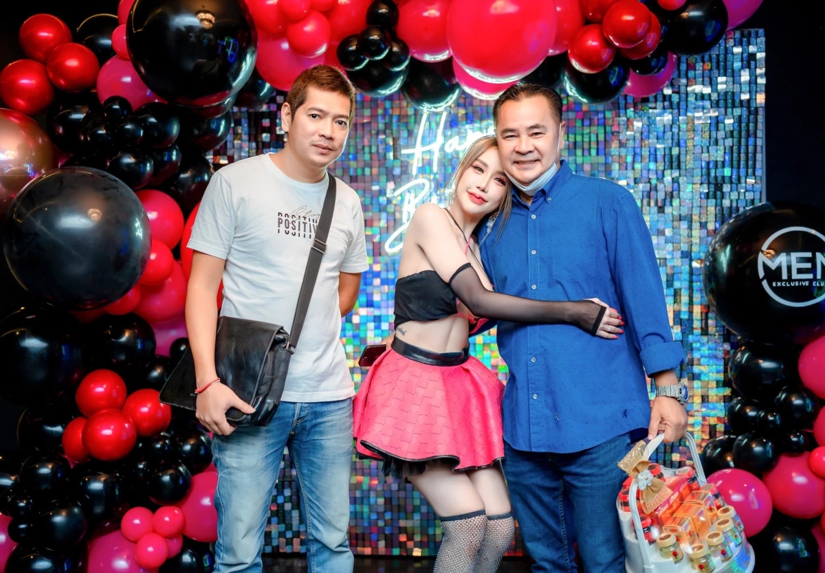 Ảnh gái khoe vú căng tròn siêu gợi cảm