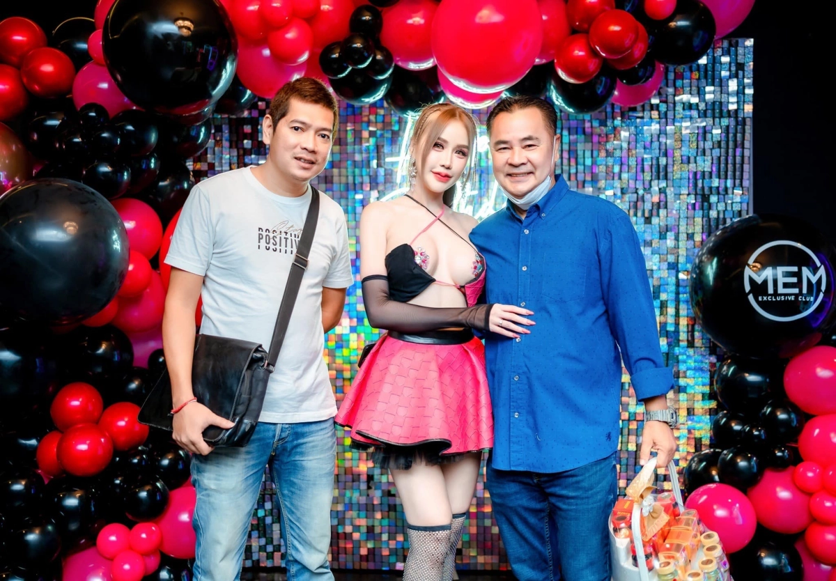 Ảnh gái dâm vú to dục vọng đầy đặn cuốn hút