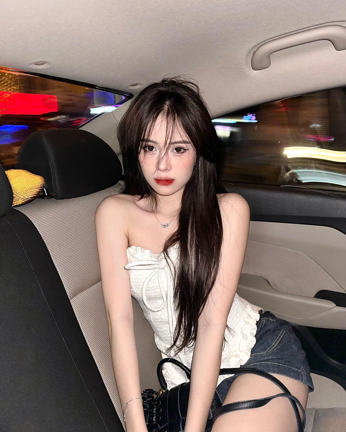 Ảnh con gái dễ thương pose ngọt ngào trẻ trung sexy quyến rũ cuốn hút